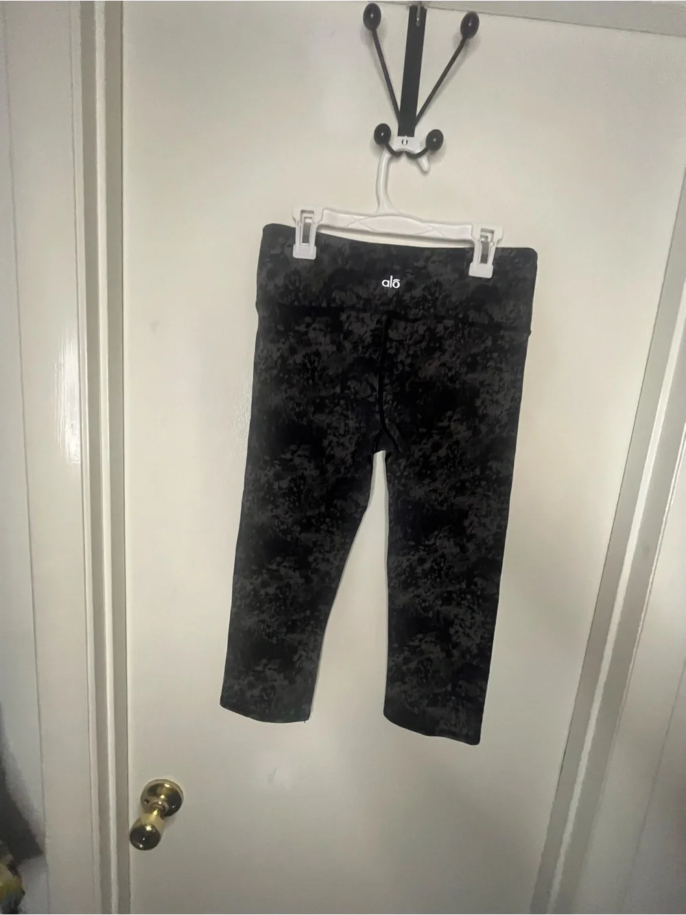 Alo High-Rise Black Abstract Print Capri Leggings